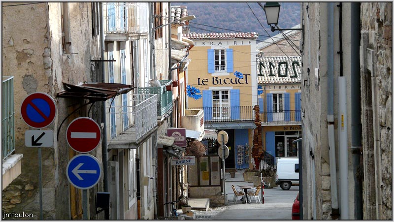 banon-bas-73web.jpg - Rue de la Bourgade. Zoom sur la fameuse librairie Le Bleuet