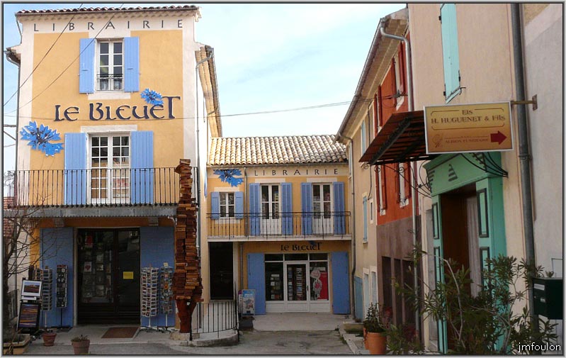 banon-bas-74web.jpg - Librairie Le Bleuet qui dispose de plus de 100.000 titres. C’est une des plus importantes de France.