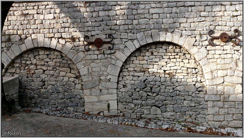 banon-bas-75web.jpg - Mur de souténement à arcades rue Chanoine Arioste