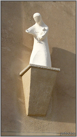 banon-bas-79web.jpg - Statue moderne très épurée de vierge à l'enfant . Et voila ! ...