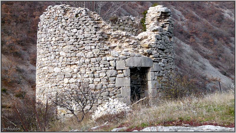 banon-07web.jpg - Une tour de guet ou un moulin au nord-est du village