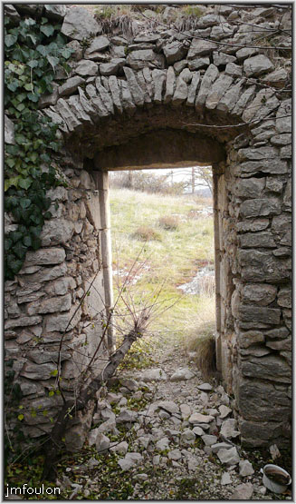 banon-09web.jpg - De l'intérieur. Vue l'épaisseur des murs, je penserai plutôt à une tour de garde