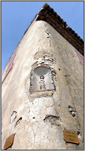 banon-108web.jpg - Angle de la rue du Four Banal et de la rue de l'Hotel Dieu que nous allons empreinter maintenant et sa niche abritant une vierge auréolée