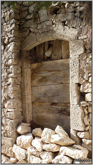banon-115web.jpg - Vestiges d'une porte toujours rue de l'Hotel Dieu