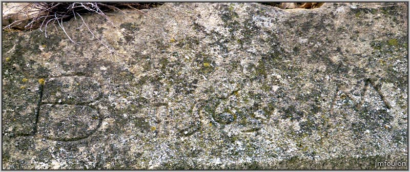banon-117web.jpg - Détail du linteau de cette porte (B 1569 M)