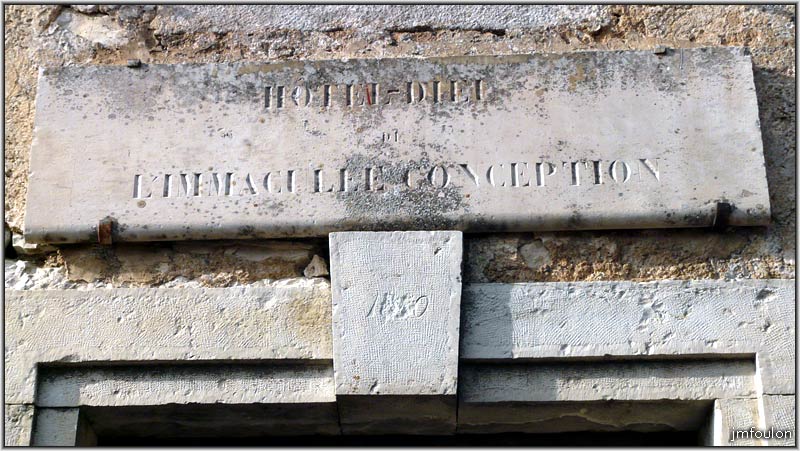 banon-121web.jpg - Détail du linteau et de l'enseigne. Le 8 et le 3 de 1830 ont été éffacés. Mystère !