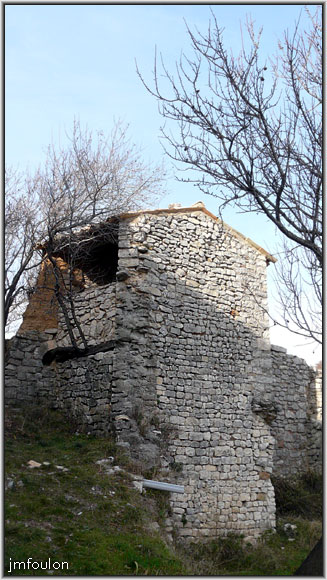 banon-124web.jpg - Sur les vestiges du rempart ouest se trouve cet étrange petit cabanon fait de pierres et de pisé