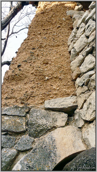 banon-127web.jpg - Détail sur la partie en pisé de cette construction