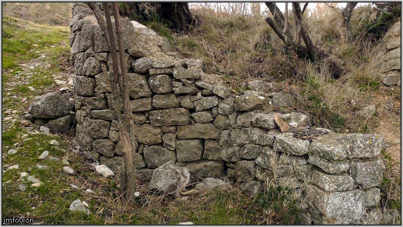 banon-133web.jpg - Petit muret tout en courbes