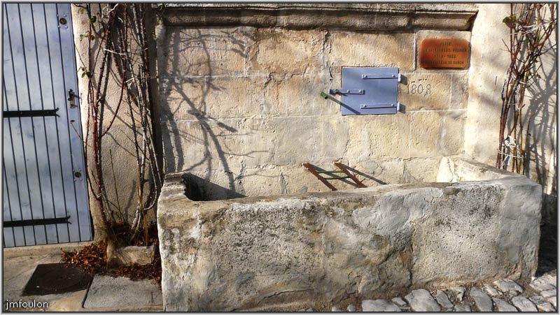 banon-134web.jpg - Fontaine datée de 1808  Place Jean François Palhier