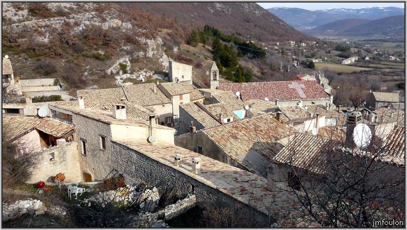 banon-138web.jpg - Vue sur le nord-est de Banon. Nous visiterons cette partie du village dans la galerie Banon Bas