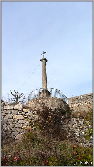 banon-13web.jpg - Oratoire par lequel nous allons rejoindre la D 950 qui méne sur  le plateau d'Albion