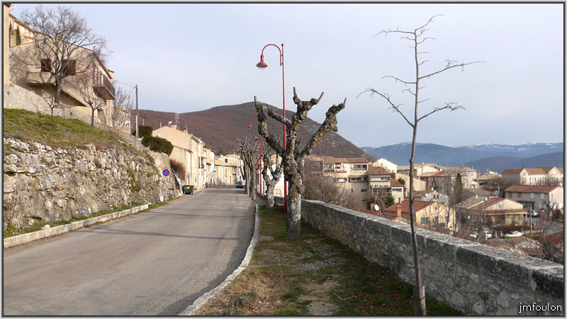 banon-15web.jpg - Nous voici sur la D 950. Ici vue vers l'entrée du village actuel