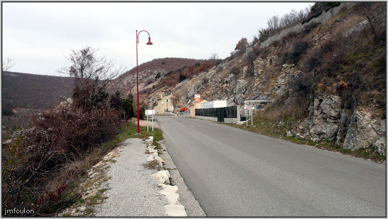 banon-17web.jpg - Sortie du village en direction de Sault (D 950)