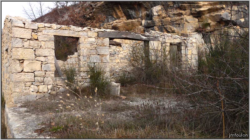 banon-18web.jpg - Bâtisse sur le site d'une ancienne carrière en bordure de la D 850 sous les vestiges des remparts est du village médiéval. A t'elle servi à la construction de celui-ci ? ...
