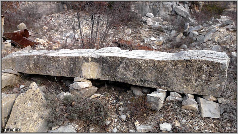 banon-19web.jpg - Gros linteau dans cette carrière