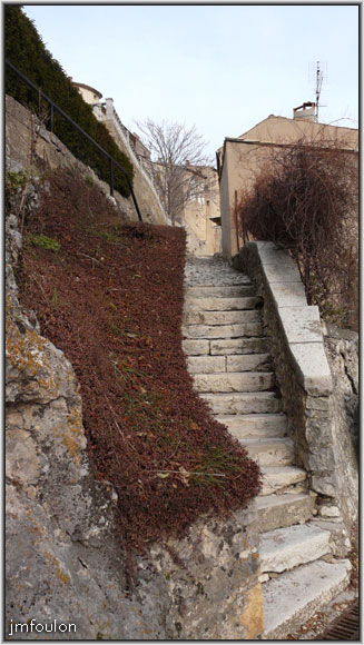 banon-20web.jpg - Par ce petit escalier nous allons commencer notre visite du Banon médiéval
