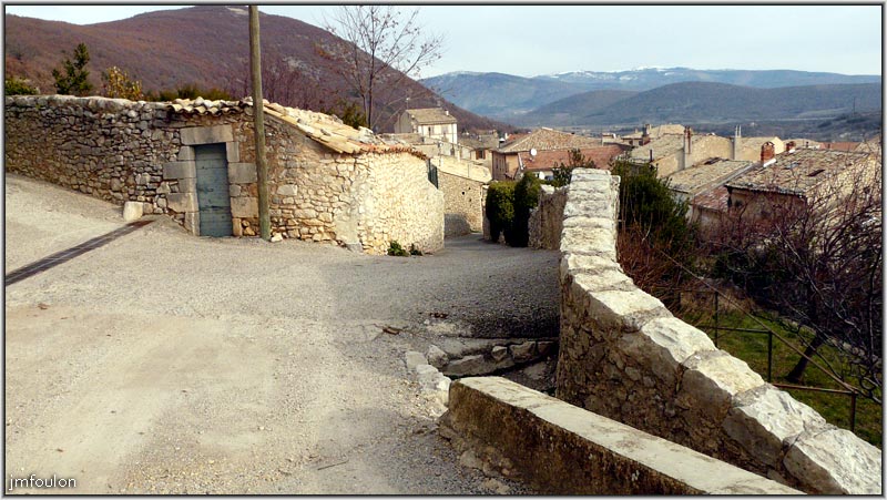 banon-23web.jpg - A droite la rue des jardins. Nous allons prendre à gauche pour monter au village via la porte d'entrée dans le rempart