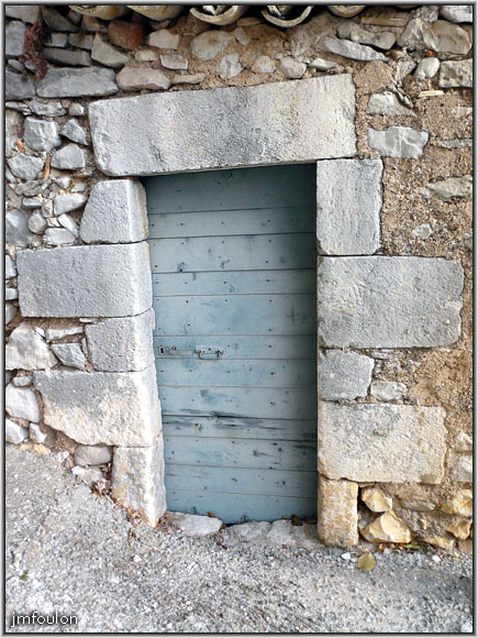 banon-24web.jpg - La porte de la précédente vue. Sacré jambage et linteau !