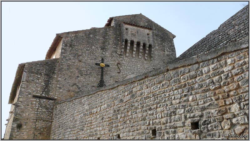 banon-28web.jpg - L' avancée à machicoulis (XIVéme siècle) surmontant et protégeant la porte d'accès au village