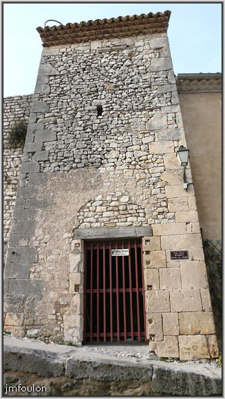 banon-30web.jpg - La Tour carrée. Sorte de donjon en avant poste qui protégeait l'accés au village. Celui-ci était plus haut et sûrement crénelé. On vois encore en haut sous la gênoise un appuie de fenêtre en pierre de taille et des jambages.