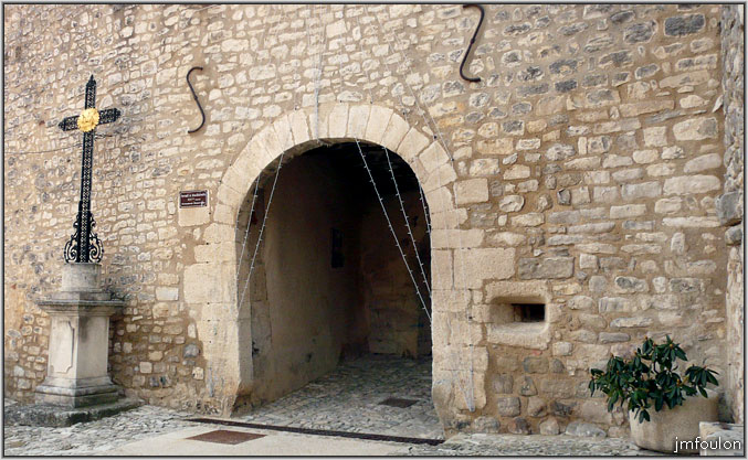 banon-34web.jpg - Le portail avec, à sa droite une grosse bouche à feu. A gauche une croix  du XVIIème, célébrant un jubilé