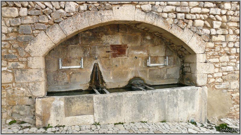 banon-35web.jpg - Fontaine à deux bouches dans le rempart à droite de la porte