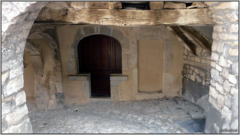 banon-41web.jpg - La sortie du passage depuis la rue des Arcades. On voit ici une échoppe à gauche de la porte murée. Nous en verrons d'autres dans la rue des Arcades que nous allons visiter maintenant