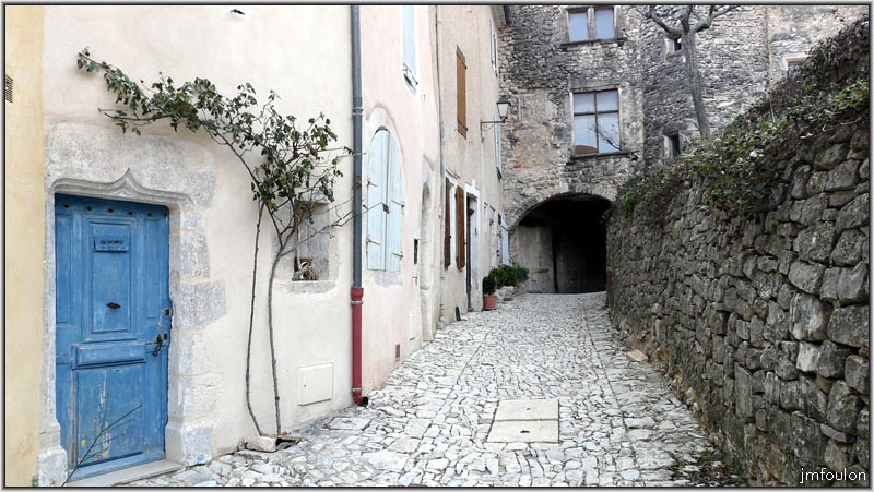 banon-43web.jpg - La rue des Arcades entre la porte et le premier couvert. Celle-ci en compte deux