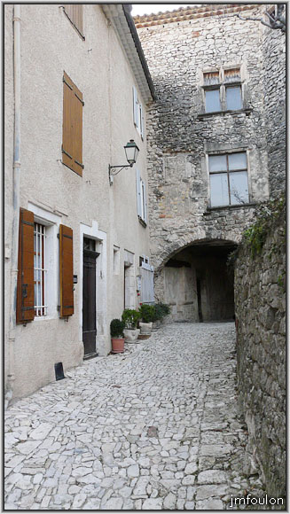 banon-47web.jpg - Autre vue sur la rue des Arcades. Poursuivons !