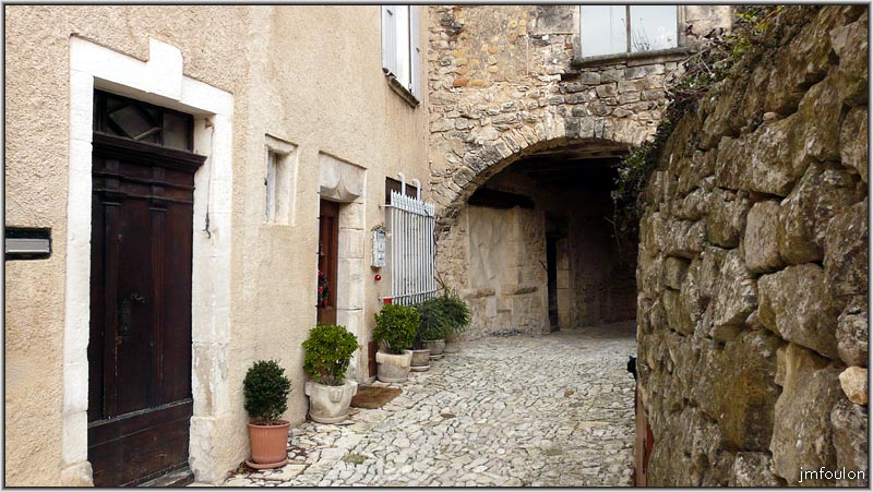 banon-48web.jpg - Approchons nous du premier couvert. On aperçois une autre échoppe. Du moins ce qu'il es reste