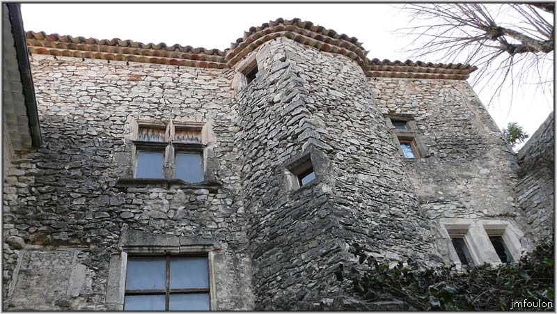 banon-50web.jpg - Maison trés authentique se trouvant au dessus du couvert. Regardons cette façade de plus près