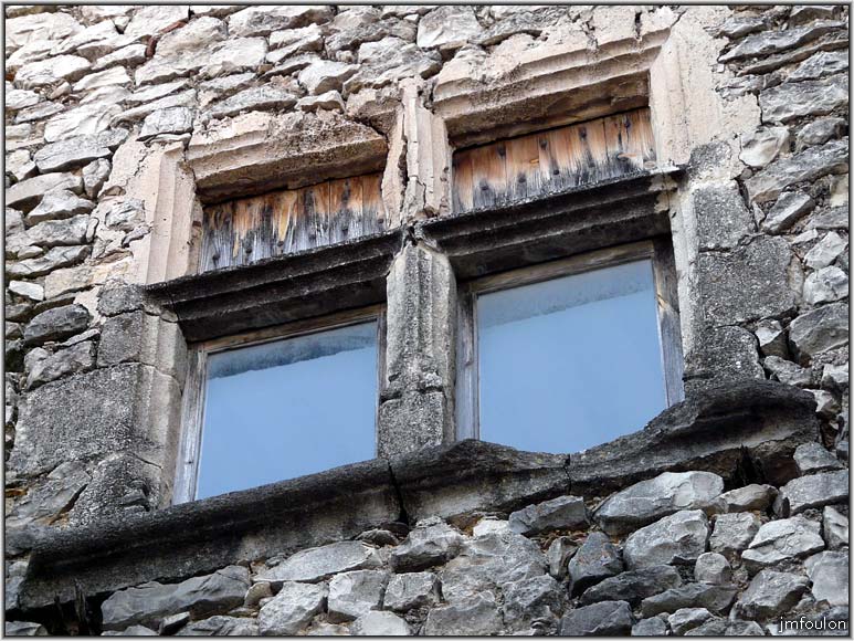 banon-52web.jpg - Fenêtre à meneaux au second étage. La partie haute à été refaite au plâtre rose