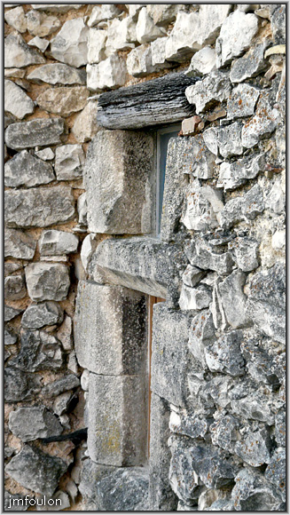 banon-53web.jpg - Autre meneau simple sur l'avancée triangulaire au sud