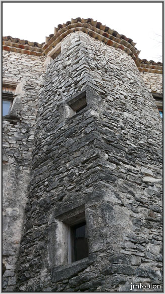 banon-54web.jpg - Avancée triangulaire en milieu de façade, qui doit abriter un escalier en colimaçon désservant les étages