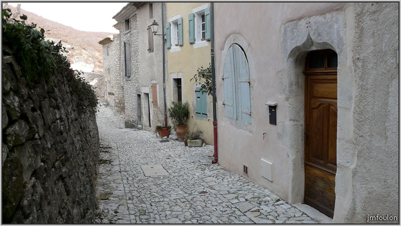 banon-55web.jpg - Rue des Arcades vue depuis le premier couvert