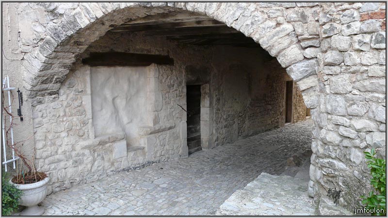 banon-59web.jpg - Visitons ce couvert. Ici l'échoppe vue précédemment