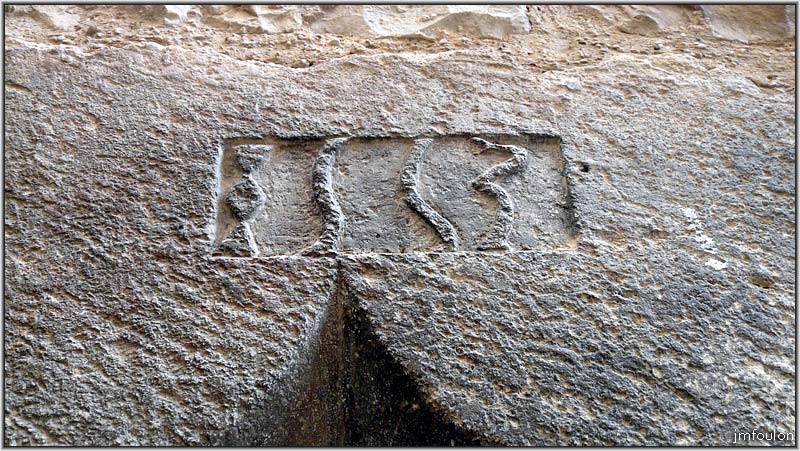 banon-65web.jpg - Détail du linteau. Le 1 ressemble à une papillotte et le 3 à un serpent, ne trouvez vous pas ?!