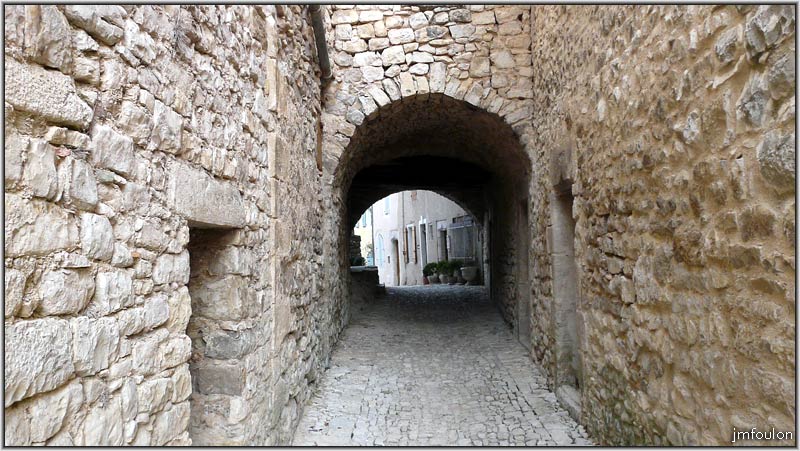 banon-66web.jpg - Continuons notre progression dans la rue des Arcades vers l'est