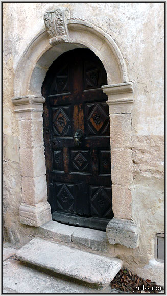 banon-74web.jpg - Très belle porte en plein cintre toujours rue des Arcades