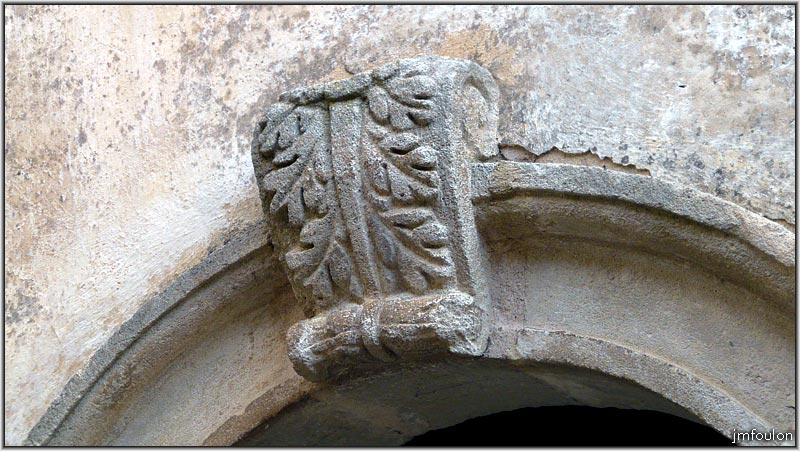 banon-75web.jpg - Détail du linteau. Feuilles de chêne