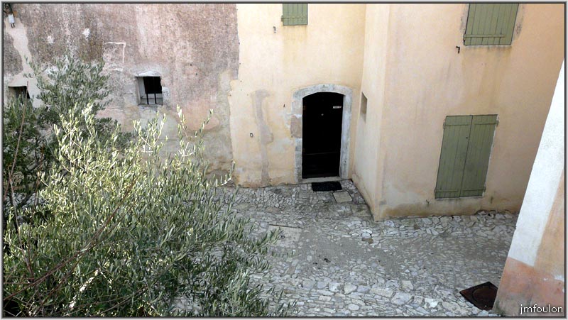 banon-82web.jpg - Dernière maison côté rempart de la rue des Arcades (bas)