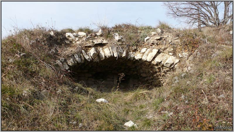 banon-84web.jpg - Ruines plus haut dans le village. Ici une voute