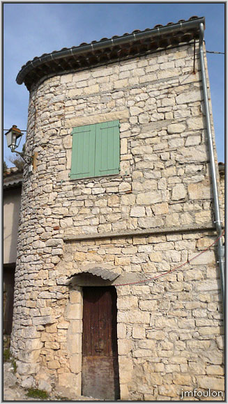 banon-90web.jpg - Petite maisonette a l'est du village