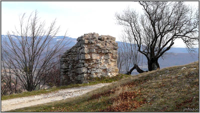 banon-92web.jpg - Vestiges des remparts au sud du tertre du château