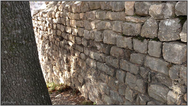 banon-93web.jpg - Vestiges des remparts à l'est du tertre du château