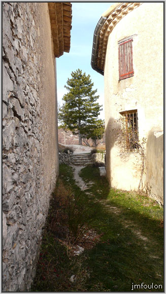 banon-94web.jpg - Passage longeant le mur ouest de l'église haute Saint-Marc (1652)