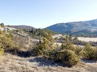 Barret sur Méouge - Hautes Alpes  Vue vers l'entrée des gorges de la Méouge. Il est tôt, il fait - 8°. A droite, la montagne de St Cyr (1211m)