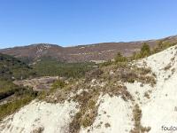 Barret sur Méouge - Hautes Alpes  Vue vers l'Ouest. Au loin, les crêtes de la montagne de Chabre