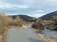 Barret sur Méouge - Hautes Alpes  La Méouge. Au loin, l'entrée des Gorges